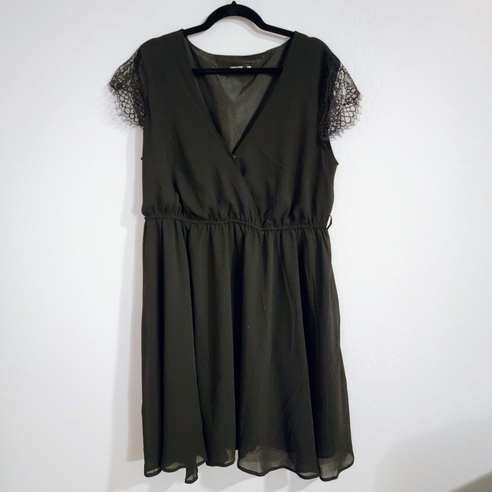 NWOT Black Lace Sleeve Detail Dress